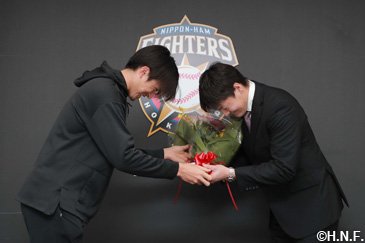 上沢投手から花束贈呈01