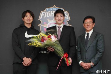 上沢投手から花束贈呈02