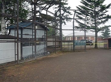 老朽化が目立つはやぶさ球場