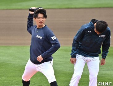 マウンドを確認する上沢投手