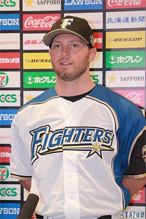 入団会見のロビー・アーリン投手