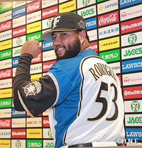 入団会見のロニー・ロドリゲス選手