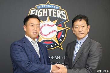 谷川昌希投手と栗山監督