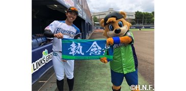 鎌スタ☆執念フェイスタオルを手にする今川選手とカビー