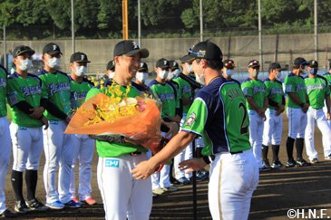 打者1人を抑え杉谷選手から花束を贈られる斎藤佑投手
