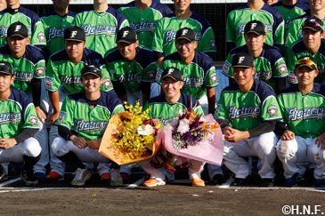 斎藤佑投手を囲んで記念撮影