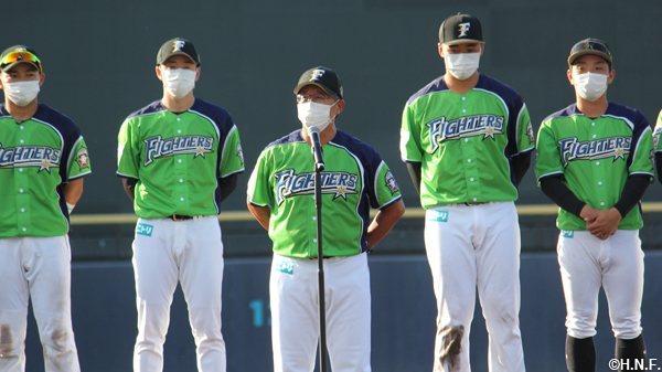 最終戦セレモニーで挨拶する原田ファーム監督