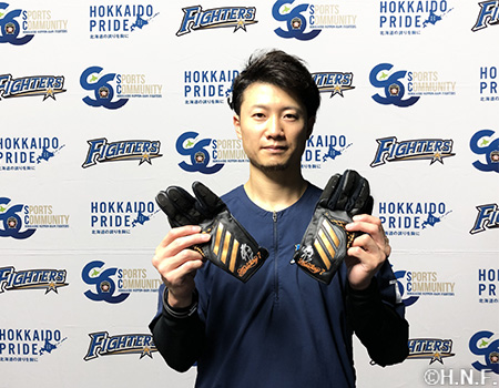 走塁用手袋を持つ西川選手