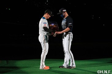 バファローズ中嶋監督から花束贈呈