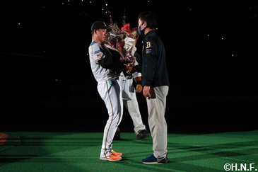 バファローズ中垣コーチから花束贈呈