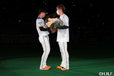 宮西投手から花束贈呈