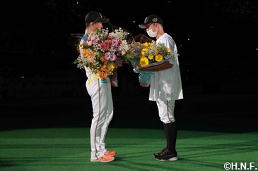 杉谷選手から花束贈呈