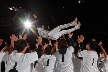 選手たちによる胴上げ