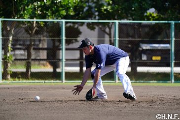 守備練習に取り組む野村選手
