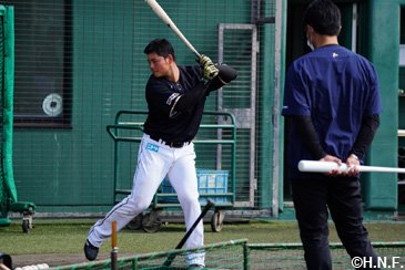 打撃の指導を受ける清宮選手