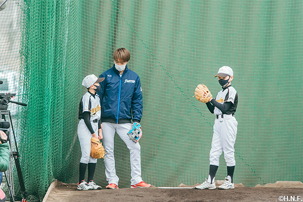 指導する玉井投手