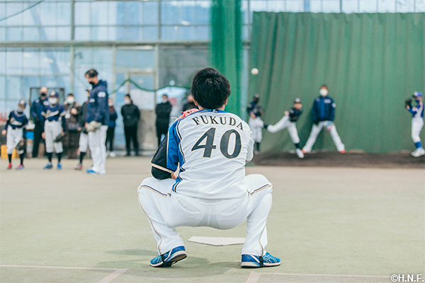 指導する福田投手