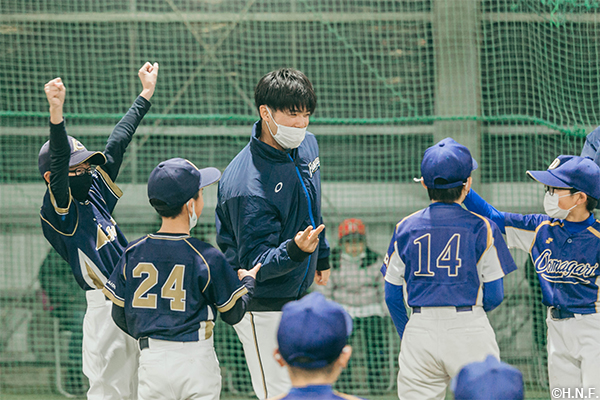 じゃんけんをする片岡選手