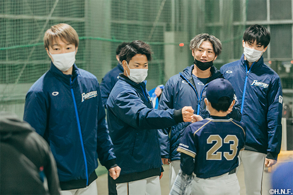 選手たちとグータッチ