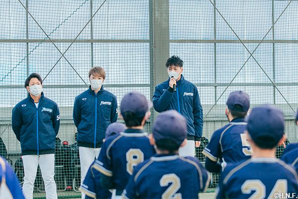 挨拶をする杉浦投手