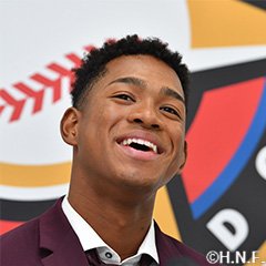 会見中の万波中正選手