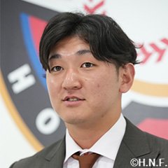 会見中の立野和明投手