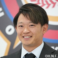 会見中の鈴木健矢投手