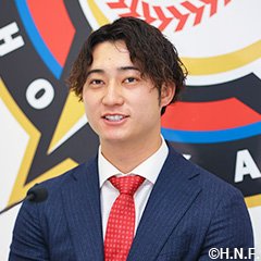 会見中の淺間大基選手