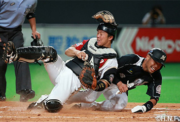 2013年体を張ったプレーでホームを死守する