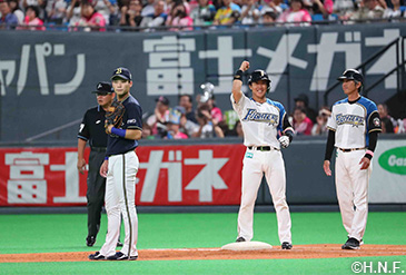 2019年田中賢介氏の引退試合で代打安打を放つ