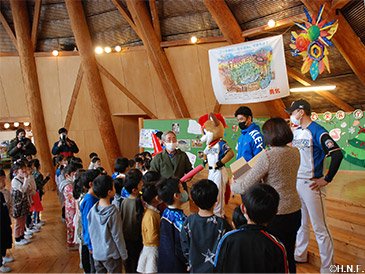 ティーボールセット寄贈と体験会の様子01