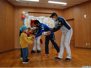 ティーボールセット寄贈と体験会の様子02