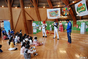 ティーボールセット寄贈と体験会の様子03