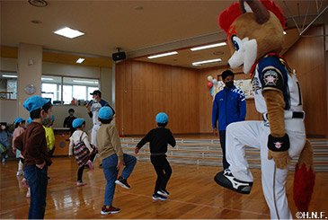 ティーボールセット寄贈と体験会の様子07