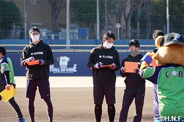 カビーの似顔絵を描く選手たち