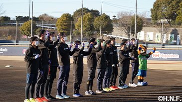 ファンからの拍手に応える選手たち