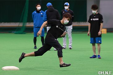 選手たちに講義を行う武井壮さん01