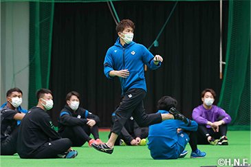 選手たちに講義を行う武井壮さん02