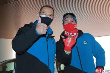 球場入りする室伏長官と新庄監督