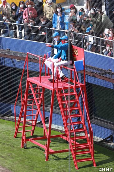 BIGBOSS STAGEで話す室伏長官と新庄監督