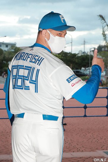 背番号「6624(ムロフシ)」を着る室伏広治長官