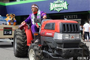 DJチャス。の燃える男の赤いトラクター01