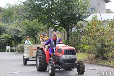 DJチャス。の燃える男の赤いトラクター02