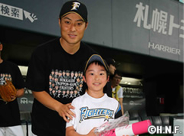 サインバットを渡す田中賢介さん