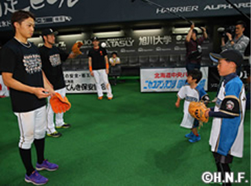 ファンとキャッチボールをする中島卓也選手