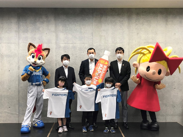 ファイターズTシャツ贈呈