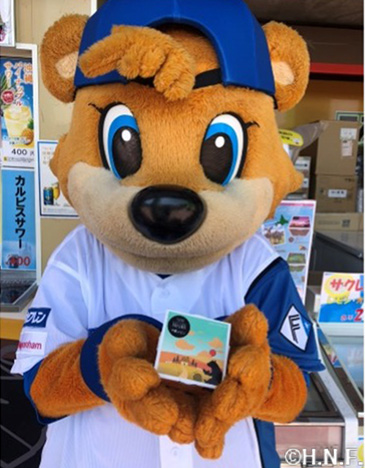 アイスを持ったC・B 01