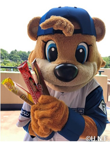 アイスを持ったC・B 02