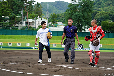 始球式の様子02
