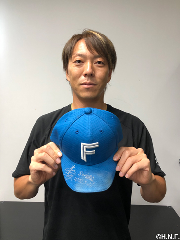 直筆サイン入りキャップ